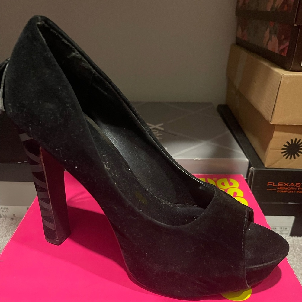 Black velvet stiletto with bow